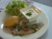 Glückstädter Matjes in Zitronenbutter mit Pellkartoffeln und Schnittlauchschmand - Rezept - Bild Nr. 2