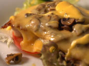 "Glückstädter Teufel": Putenschnitzel mit Pilzen, Käse und Soße überbacken - Rezept - Bild Nr. 2