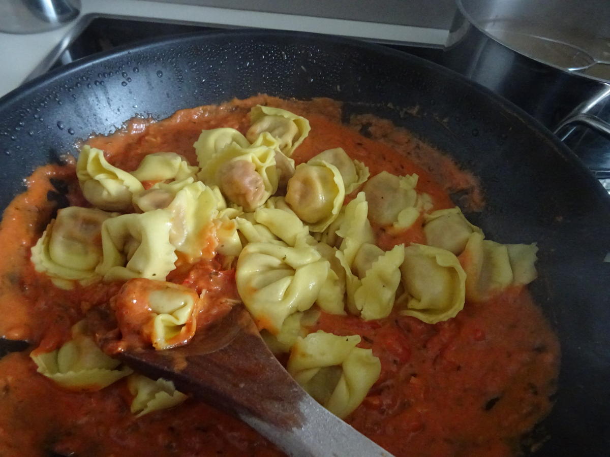 Tortellini mit Tomaten-Frischkäse-Soße - Rezept - Bild Nr. 3