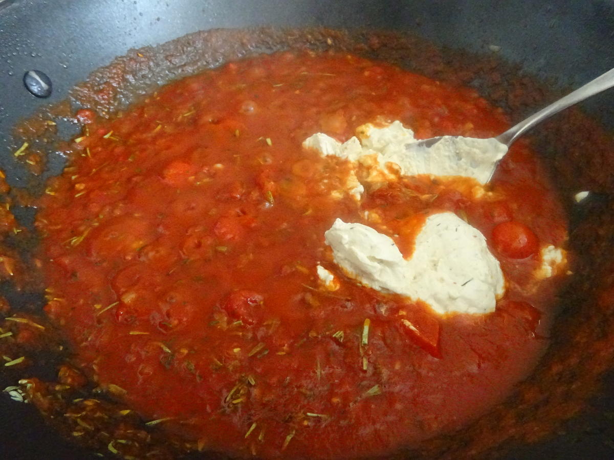 Tortellini mit Tomaten-Frischkäse-Soße - Rezept - kochbar.de