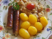 Bratwurst mit herzhaften Sauerkraut und Drillingen - Rezept - Bild Nr. 2