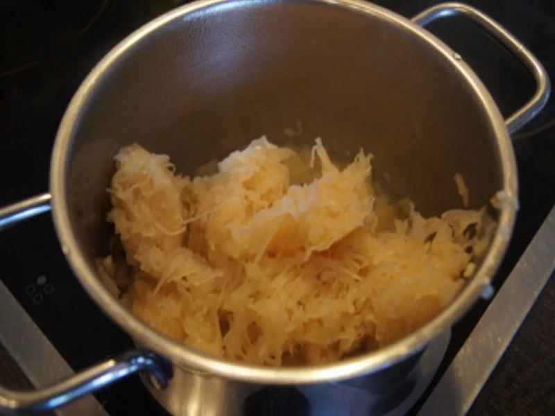 Bratwurst mit herzhaften Sauerkraut und Drillingen - Rezept - Bild Nr. 9