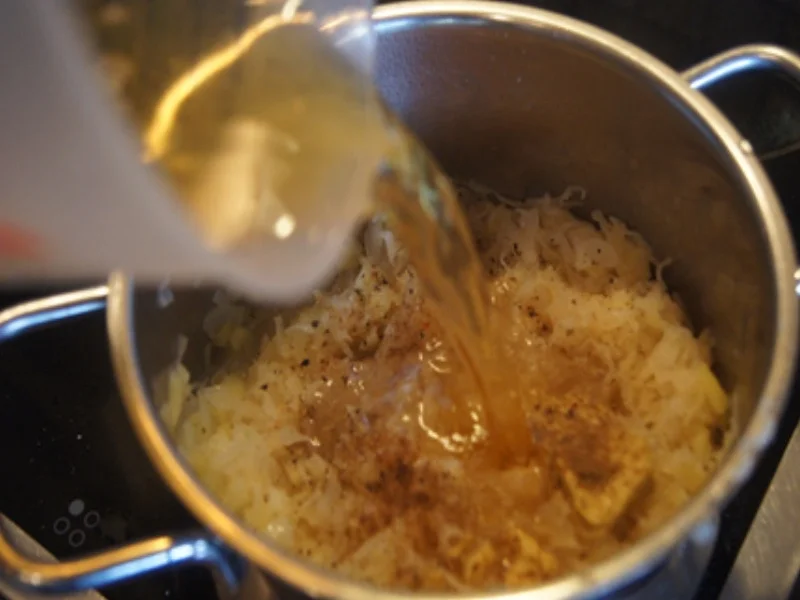 Bratwurst mit herzhaften Sauerkraut und Drillingen - Rezept - Bild Nr. 10