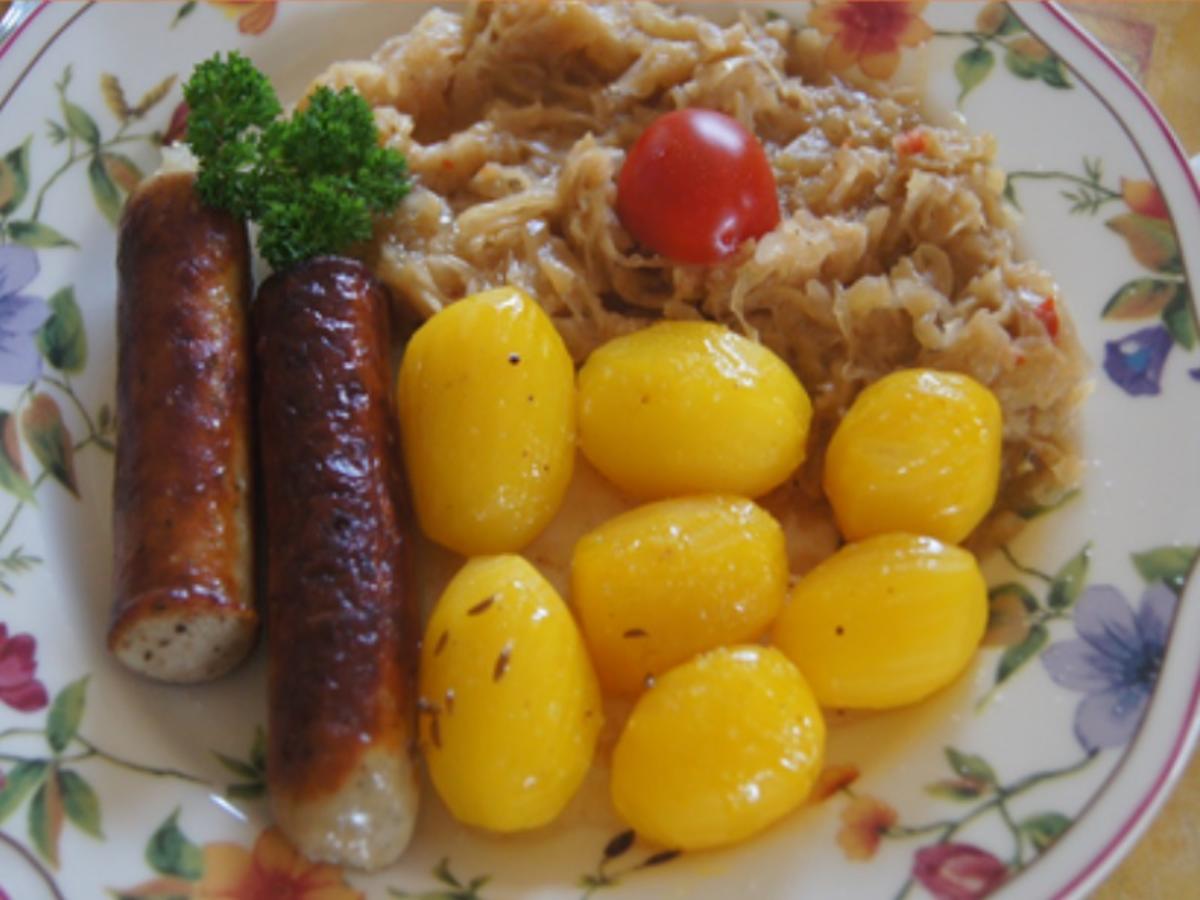 Bratwurst mit herzhaften Sauerkraut und Drillingen - Rezept - Bild Nr. 17