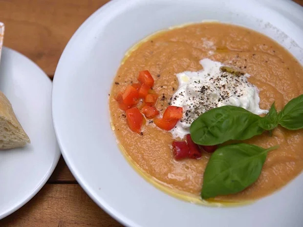 Erfrischende Gazpacho mit Basilikum, frischen Tomaten & cremiger Burratina - Rezept - Bild Nr. 2