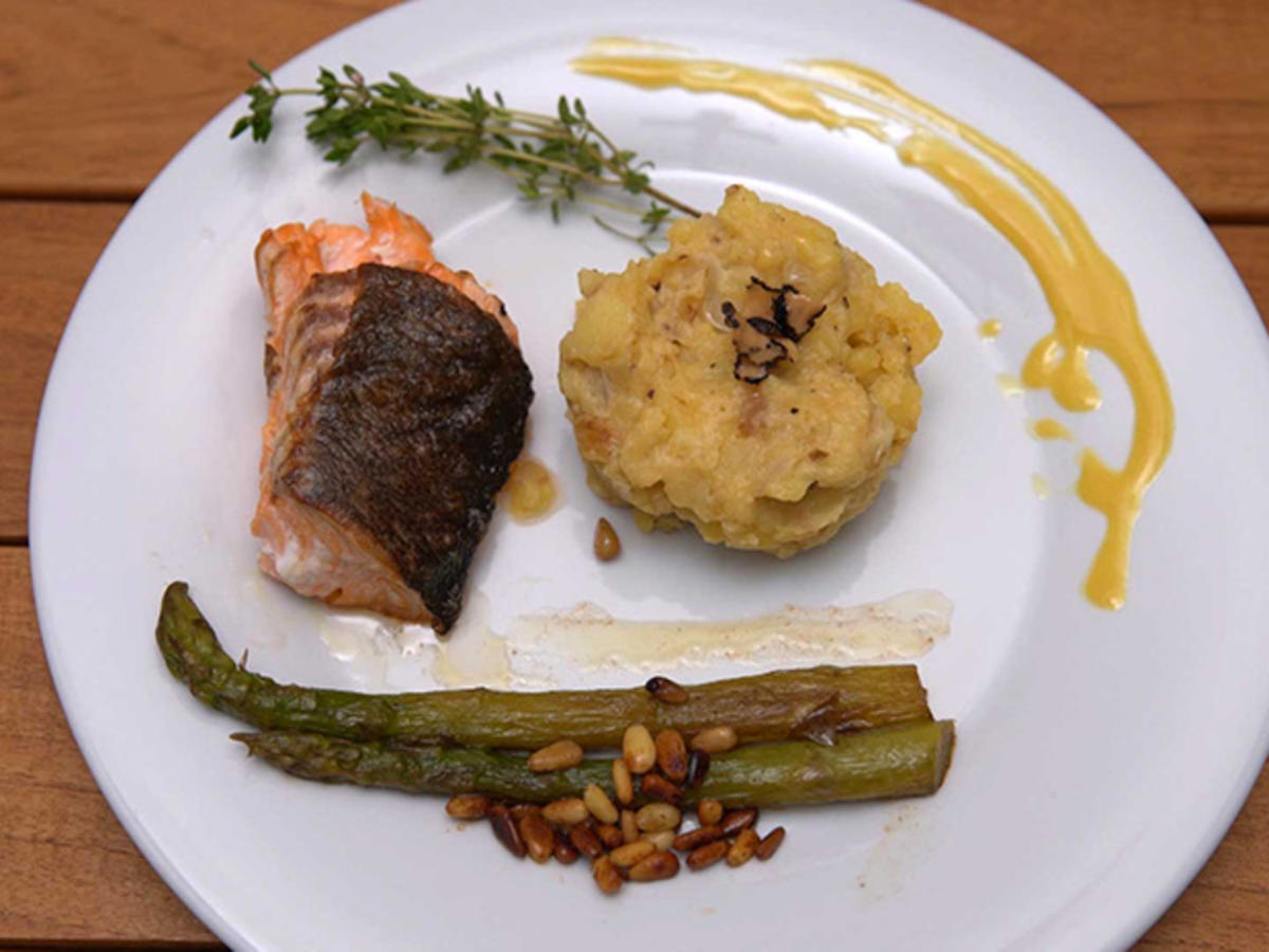 Gegrilltes Lachsfilet mit Spargel, Zitronenvinaigrette und Bratkartoffelstampf - Rezept - Bild Nr. 2