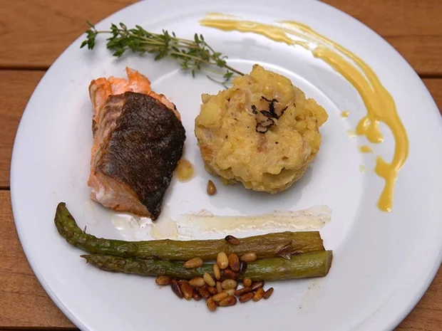 Rezept: Gegrilltes Lachsfilet mit Spargel, Zitronenvinaigrette und Bratkartoffelstampf Bild Nr. 2 Gegrilltes Lachsfilet mit Spargel, Zitronenvinaigrette und Bratkartoffelstampf - Rezept - Bild Nr. 2
