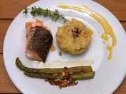 Rezept: Gegrilltes Lachsfilet mit Spargel, Zitronenvinaigrette und Bratkartoffelstampf Bild Nr. 2 Gegrilltes Lachsfilet mit Spargel, Zitronenvinaigrette und Bratkartoffelstampf - Rezept - Bild Nr. 2