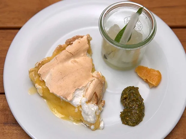 Lemon-Pie mit Baiserhaube, Zitronen-Basilikum-Granita und Honeycomb - Rezept - Bild Nr. 2