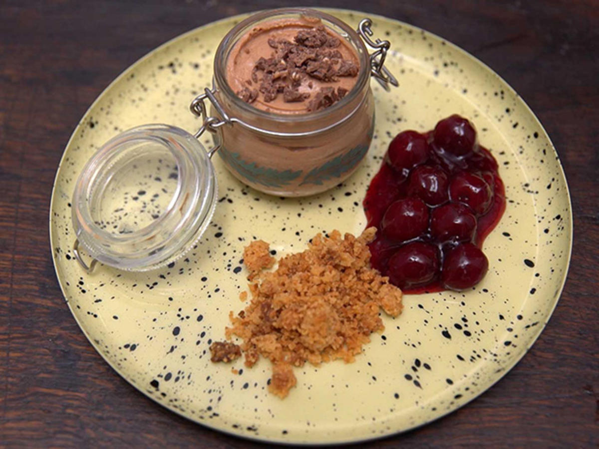 Mousse au Chocolat mit Kirschsauce und Amarettini-Bröseln - Rezept - Bild Nr. 2