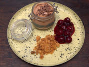 Mousse au Chocolat mit Kirschsauce und Amarettini-Bröseln - Rezept - Bild Nr. 2