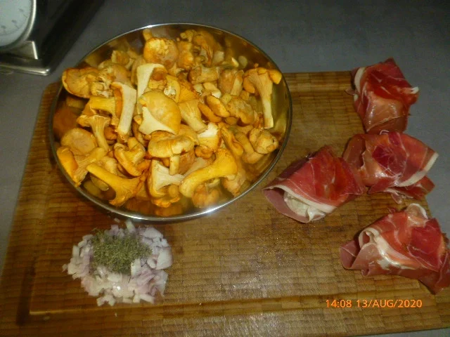 Pfifferlingssalat mit Ziegenkäse im Schinkenmantel - Rezept - Bild Nr. 11133