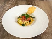 Pasta mit grünem Spargel, Cherrytomaten und Parmesanchip (Martin Rütter) - Rezept - Bild Nr. 2