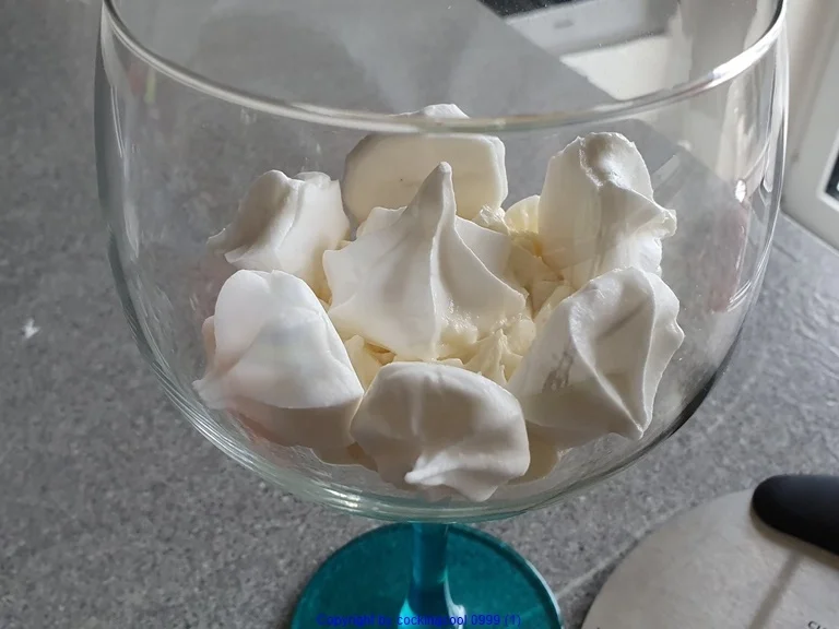 Rezept: Dessert für zwei (Baiser; Eis; Creme; Karamel) = kochbar Challenge 9.0 (2020) Bild Nr. 3 Dessert für zwei (Baiser; Eis; Creme; Karamel) = kochbar Challenge 9.0 (2020) - Rezept - Bild Nr. 3