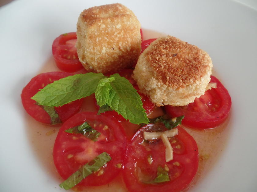Gebackene Ziegenkäsetaler auf Tomatensalat - Rezept - kochbar.de