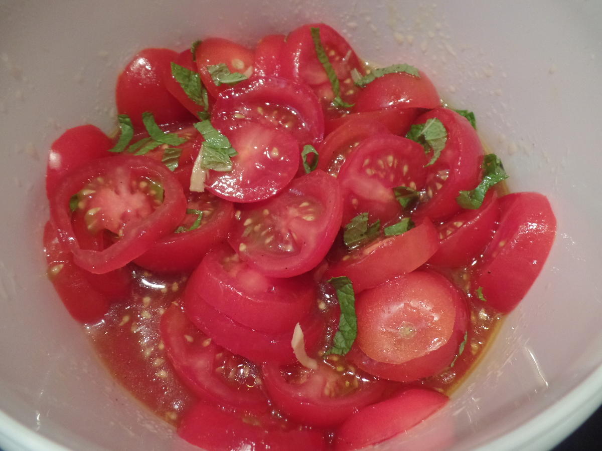 Gebackene Ziegenkäsetaler auf Tomatensalat - Rezept - Bild Nr. 11151
