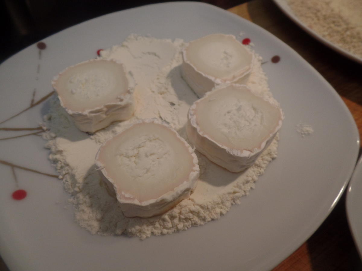 Gebackene Ziegenkäsetaler auf Tomatensalat - einfach - von Sheeva1960
