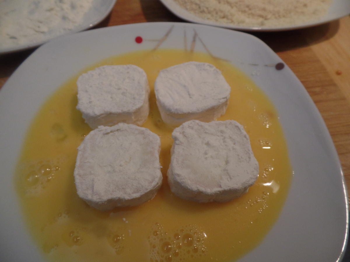 Gebackene Ziegenkäsetaler auf Tomatensalat - einfach - von Sheeva1960