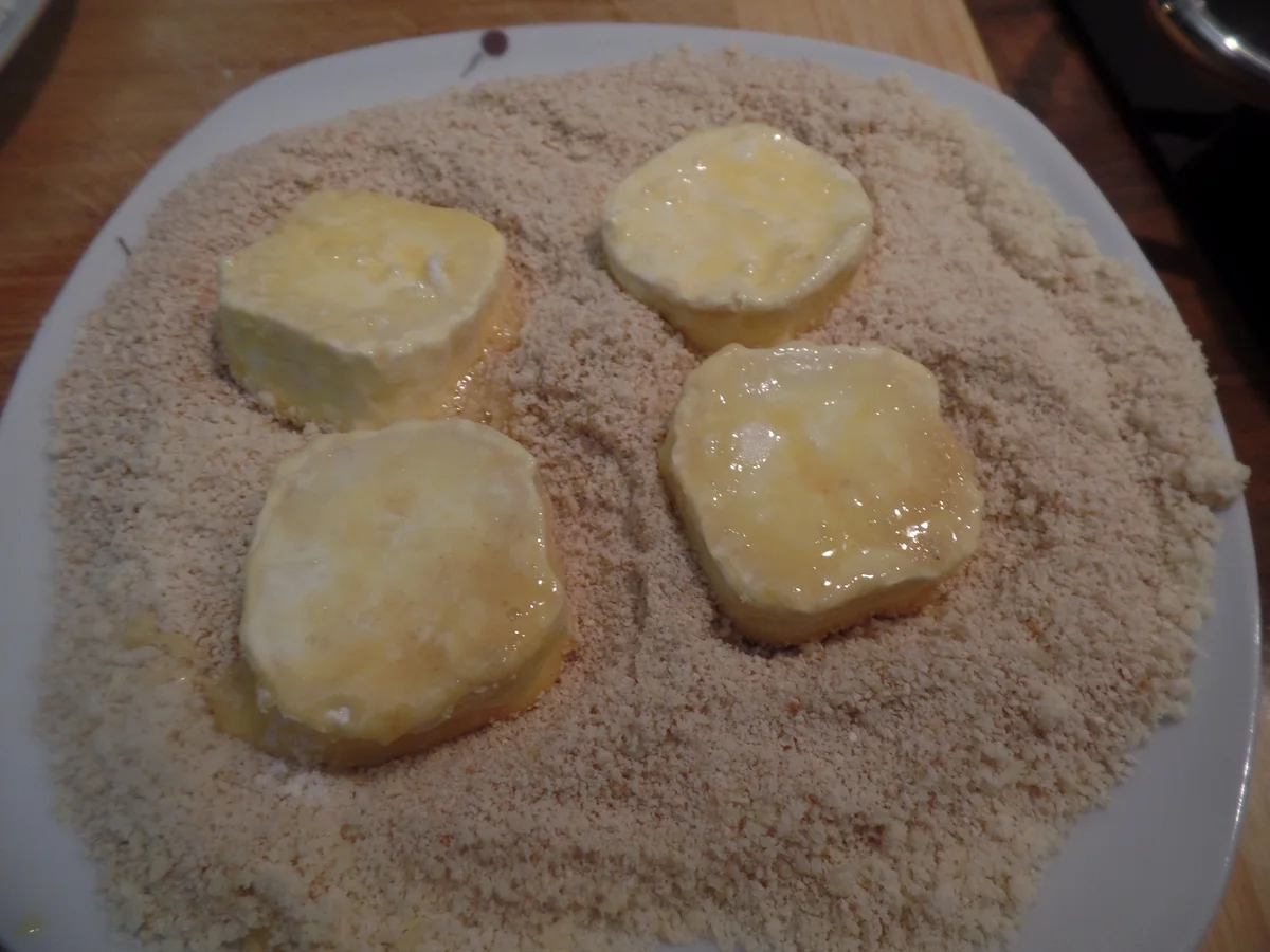 Rezept: Gebackene Ziegenkäsetaler auf Tomatensalat Bild Nr. 11160 Gebackene Ziegenkäsetaler auf Tomatensalat - Rezept - Bild Nr. 11160