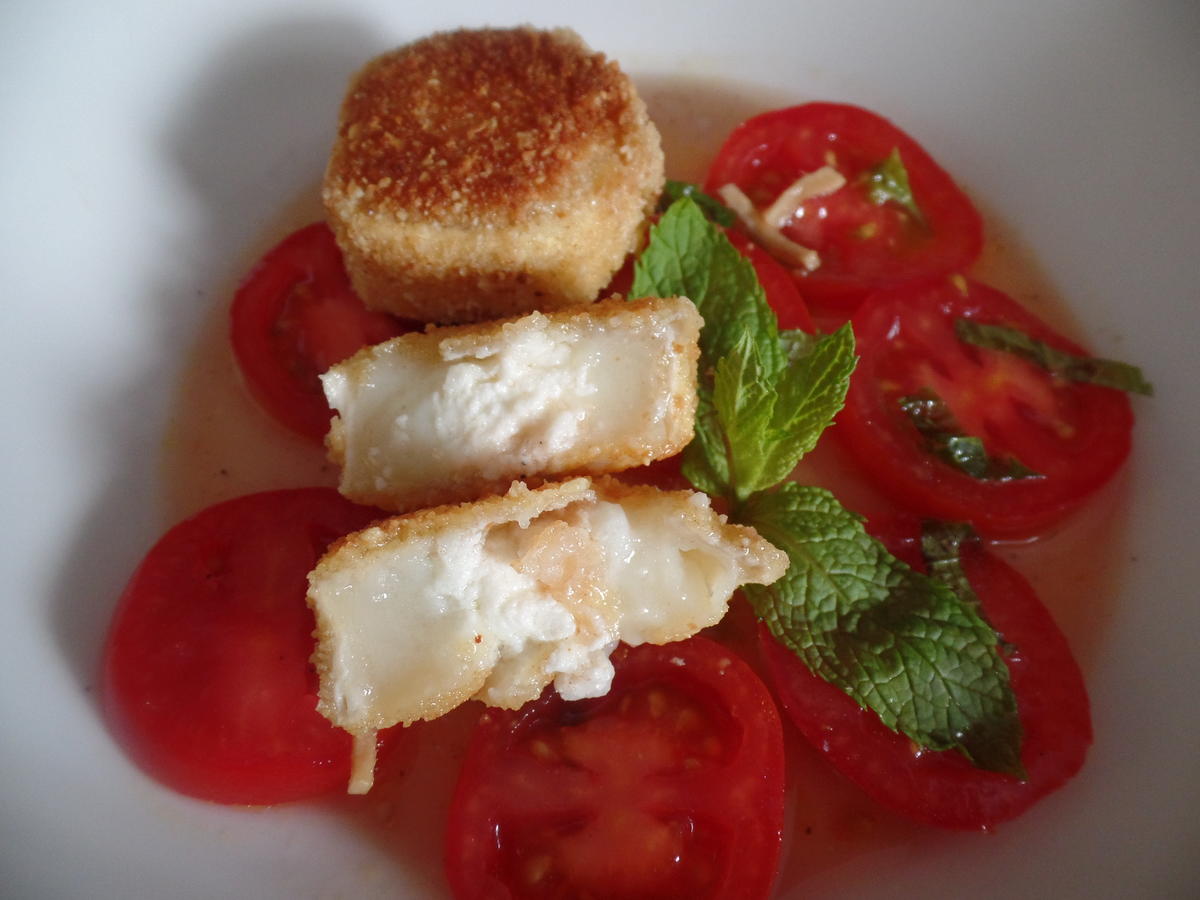 Gebackene Ziegenkäsetaler auf Tomatensalat - Rezept - kochbar.de