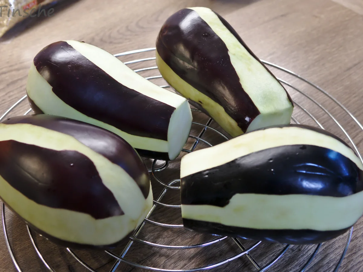 Rezept: Gefüllte Auberginen auf Schmortomaten mit Bulgur-Pilaw Bild Nr. 2 Gefüllte Auberginen auf Schmortomaten mit Bulgur-Pilaw - Rezept - Bild Nr. 2