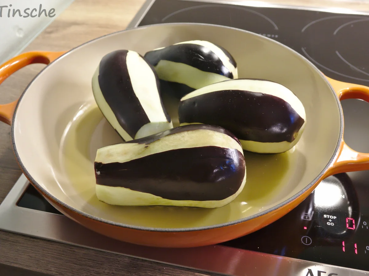 Rezept: Gefüllte Auberginen auf Schmortomaten mit Bulgur-Pilaw Bild Nr. 3 Gefüllte Auberginen auf Schmortomaten mit Bulgur-Pilaw - Rezept - Bild Nr. 3