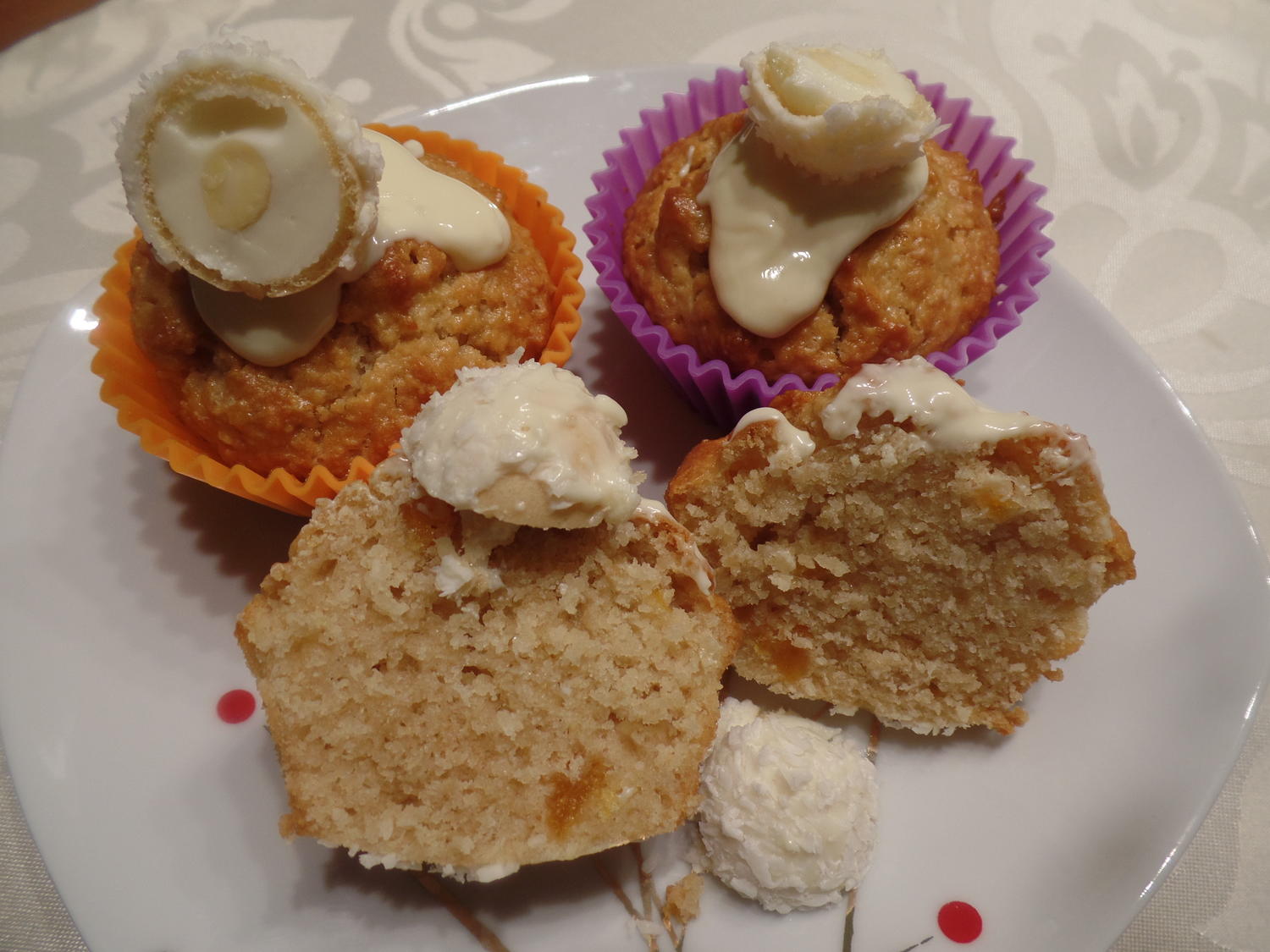 Kokos -Aprikosen -Muffins mit Raffaelo und weißer Schokolade on Topp ...