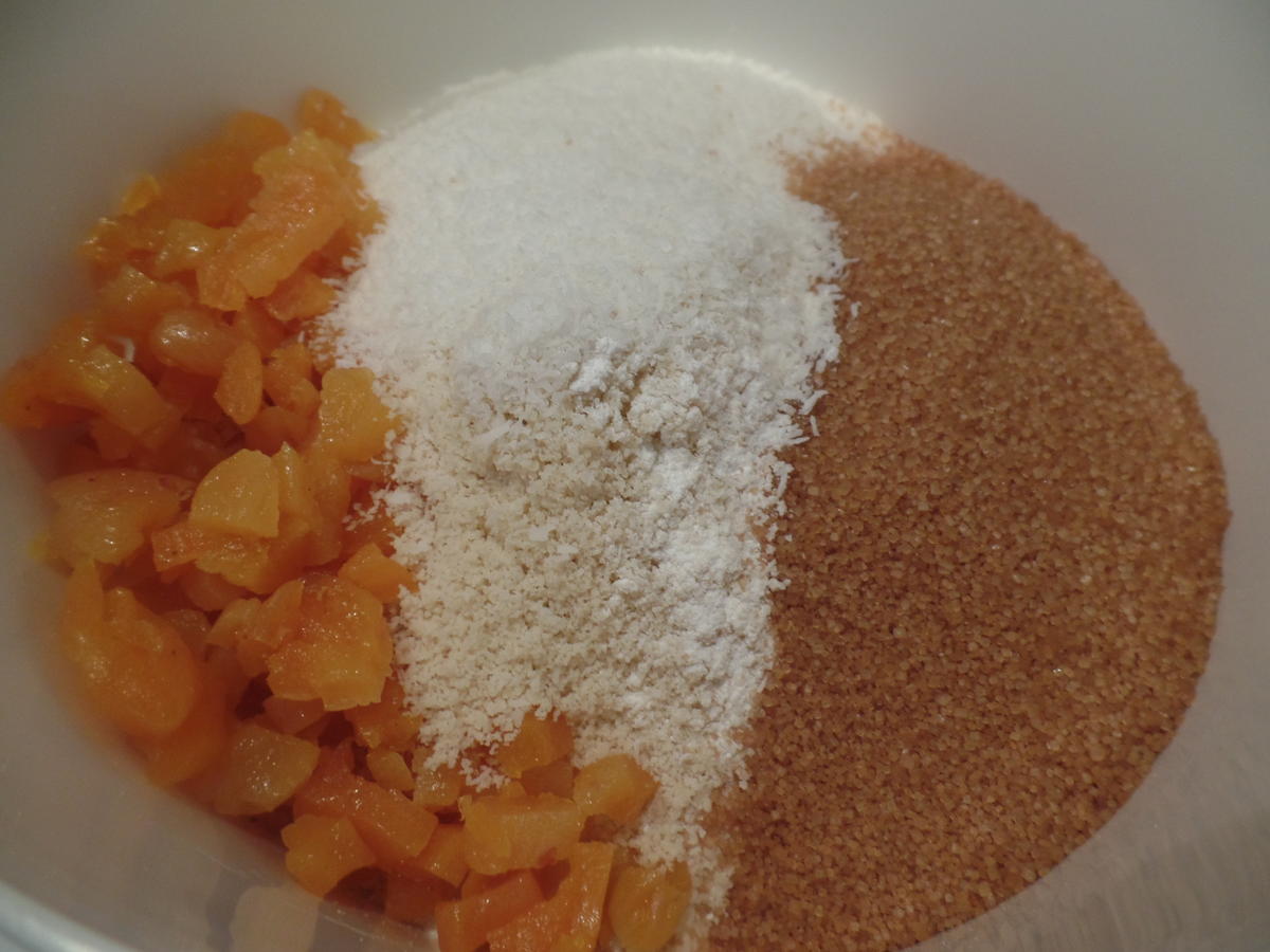 Kokos -Aprikosen -Muffins mit Raffaelo und weißer Schokolade on Topp - Rezept - Bild Nr. 11164