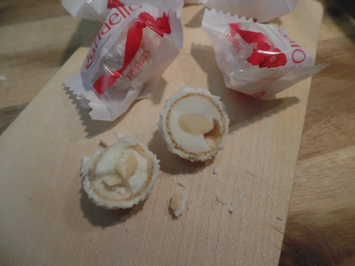 Kokos -Aprikosen -Muffins mit Raffaelo und weißer Schokolade on Topp - Rezept - Bild Nr. 11175