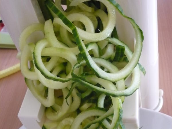 Salat aus Rote Bete Spaghetti Avocado und Ziegenkäse Rezept kochbar de