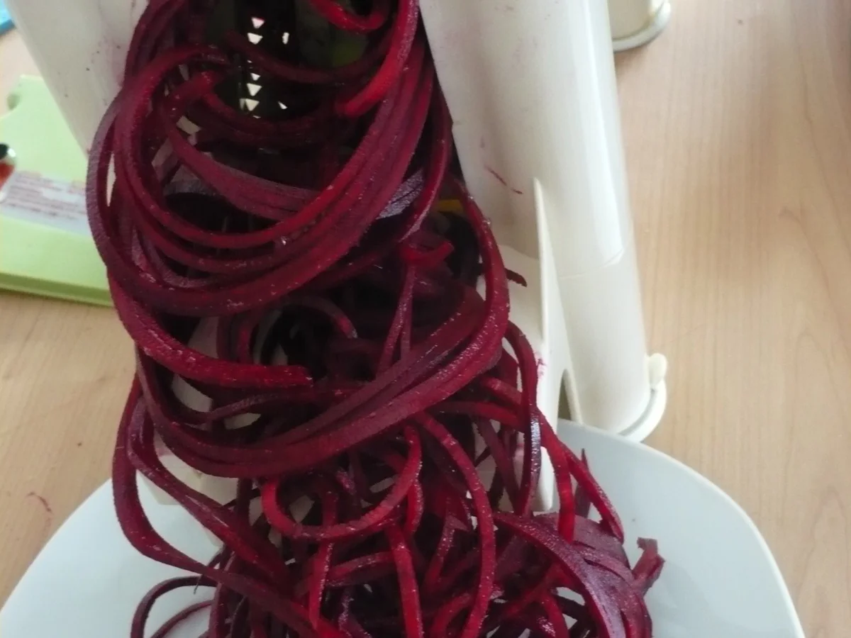 Salat aus Rote-Bete-Spaghetti, Avocado und Ziegenkäse - Rezept - Bild Nr. 4