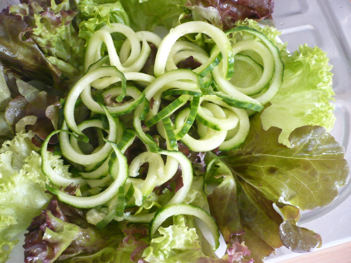 Salat aus Rote-Bete-Spaghetti, Avocado und Ziegenkäse - Rezept - kochbar.de