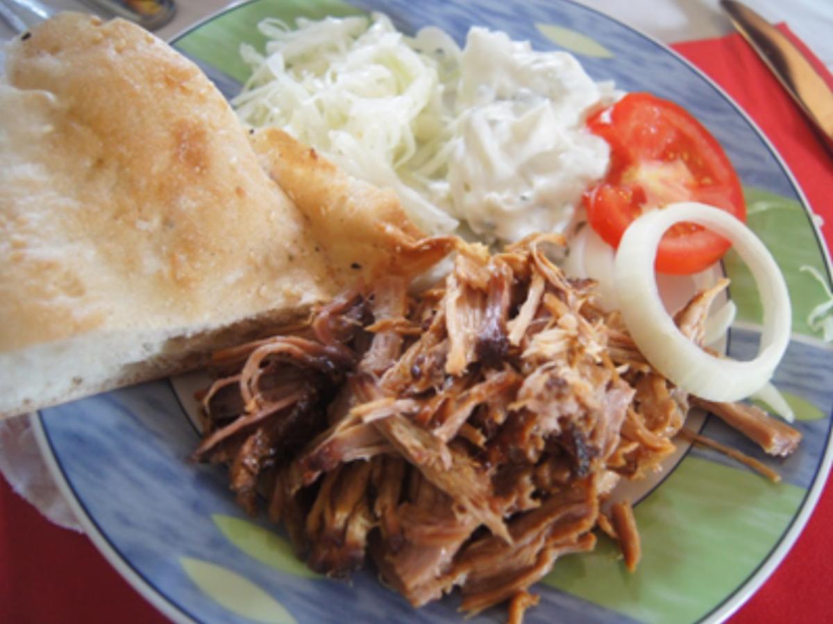 Pulled Pork Mit Zwiebeln Kraut Zaziki Tomaten Und Fladenbrot