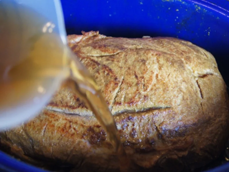 Pulled Pork mit Zwiebeln, Kraut, Zaziki, Tomaten und Fladenbrot - Rezept - Bild Nr. 9