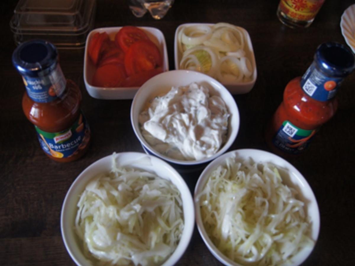 Pulled Pork mit Zwiebeln, Kraut, Zaziki, Tomaten und Fladenbrot - Rezept - Bild Nr. 19