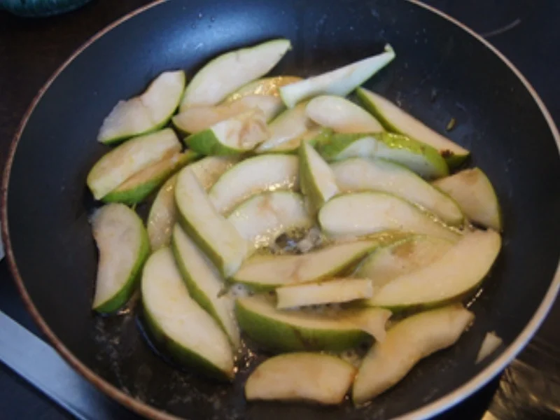 Rezept: Karamellisierte Birnenspalten mit Gorgonzola Bild Nr. 5 Karamellisierte Birnenspalten mit Gorgonzola - Rezept - Bild Nr. 5