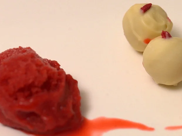 Rezept: Schokoladentarte mit Himbeersorbet und kleiner Überraschung Bild Nr. 3 Schokoladentarte mit Himbeersorbet und kleiner Überraschung - Rezept - Bild Nr. 3