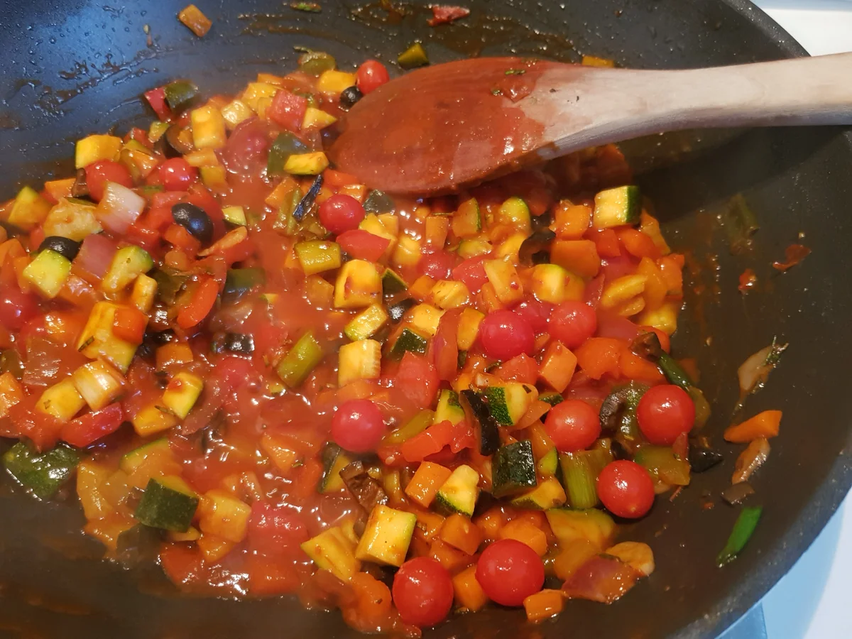 Hähnchen-Involtini mit mediterranem Gemüse und  Polenta-Talern - Rezept - Bild Nr. 2