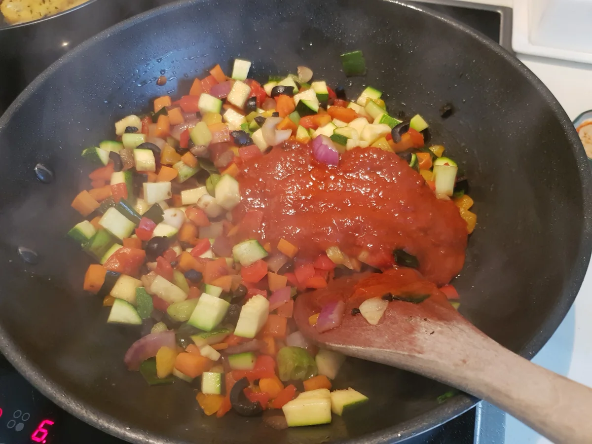 Hähnchen-Involtini mit mediterranem Gemüse und  Polenta-Talern - Rezept - Bild Nr. 3