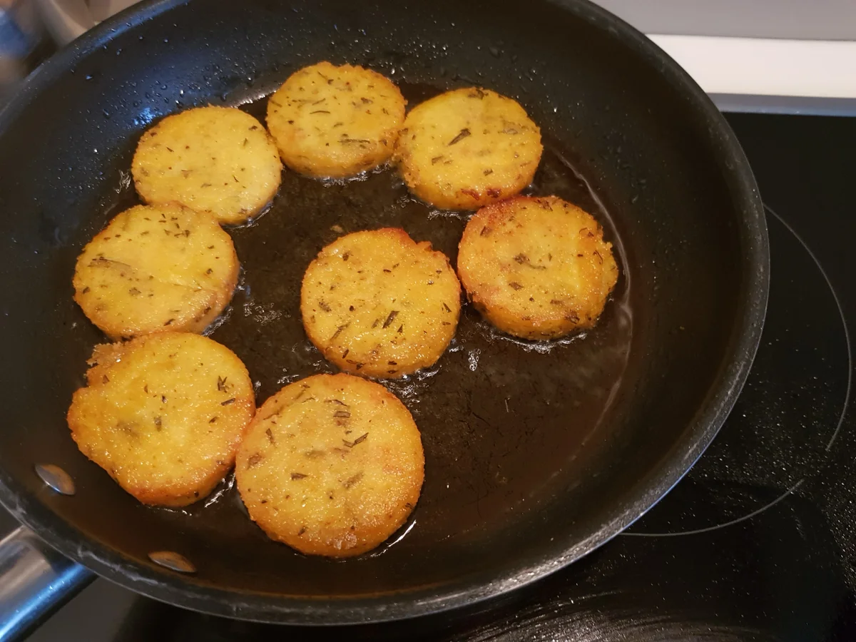 Hähnchen-Involtini mit mediterranem Gemüse und  Polenta-Talern - Rezept - Bild Nr. 5