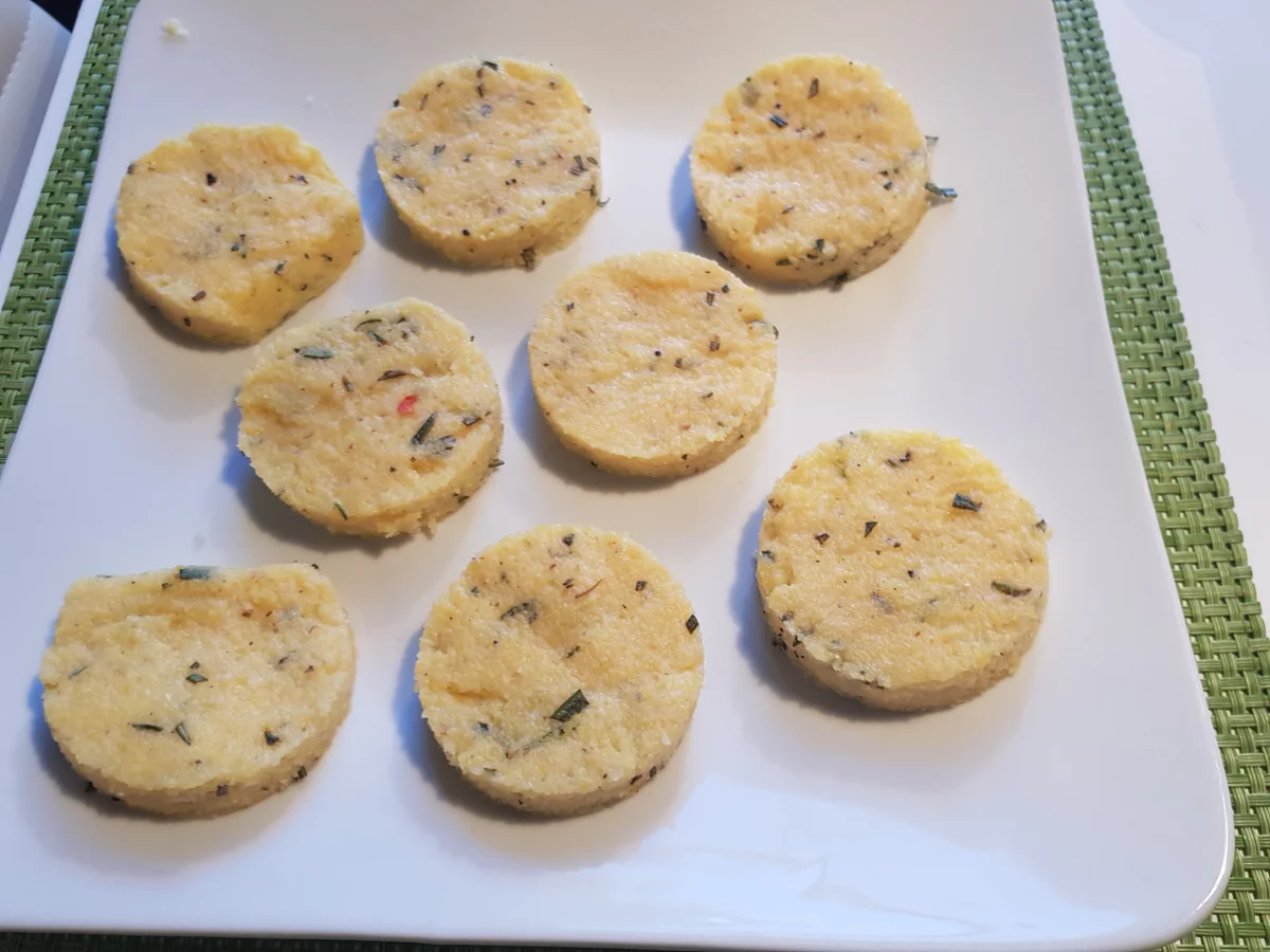 Hähnchen-Involtini mit mediterranem Gemüse und  Polenta-Talern - Rezept - Bild Nr. 12