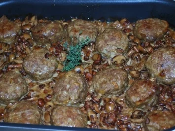 Frikadellen in Waldpilz-Rahm - Rezept