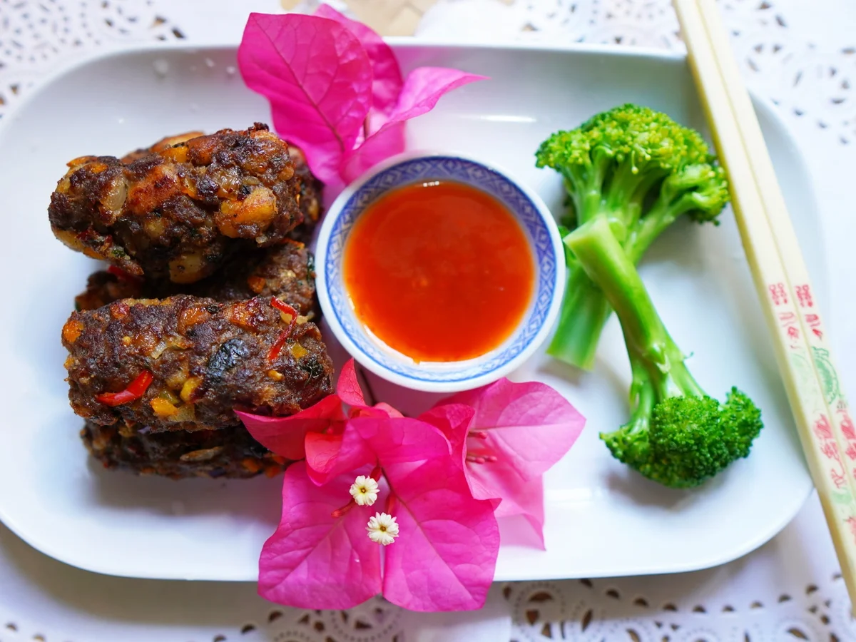 Würzige Rindfleischröllchen mit scharfer Sauce - Rezept - Bild Nr. 2