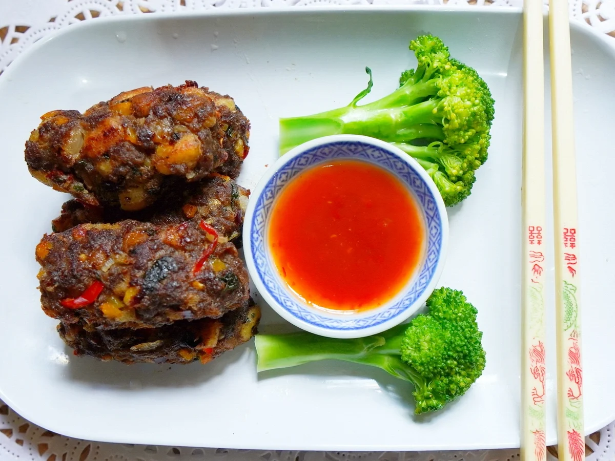 Würzige Rindfleischröllchen mit scharfer Sauce - Rezept - Bild Nr. 4