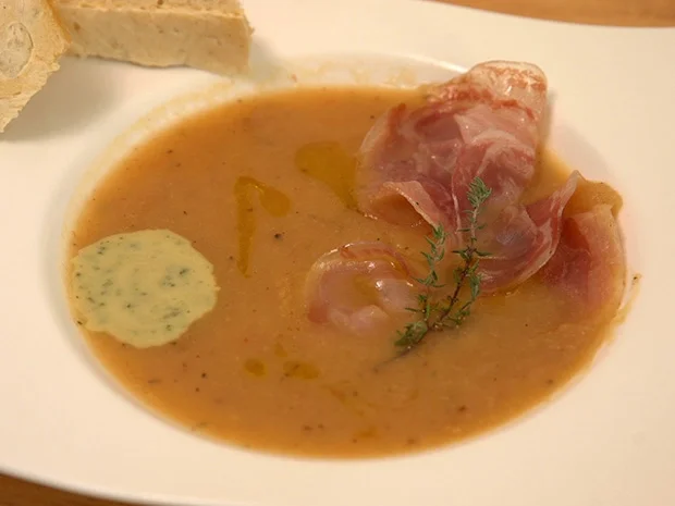 Petersilienwurzelsuppe mit Pancetta und Basilikumschaum - Rezept - Bild Nr. 2