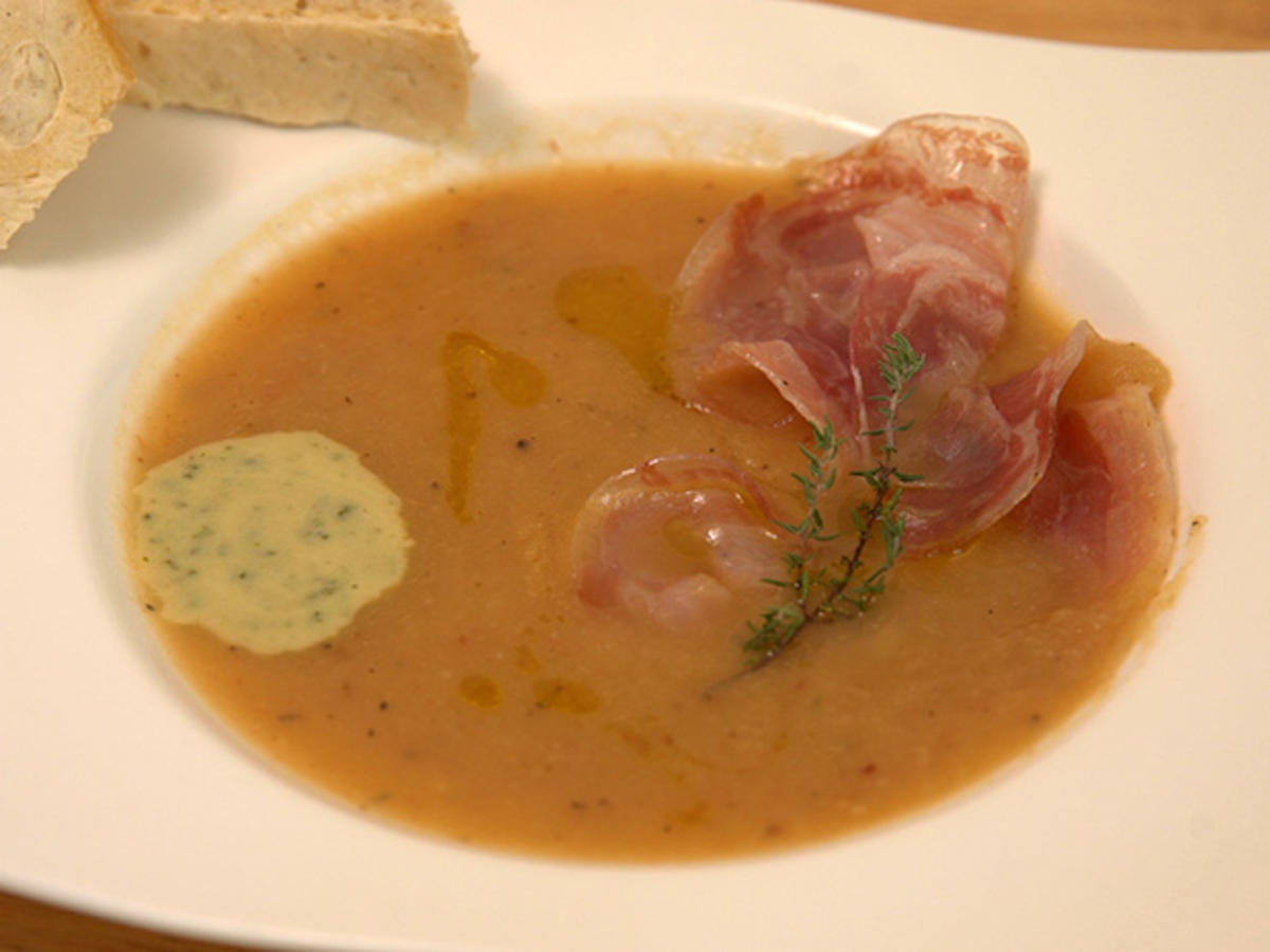 Petersilienwurzelsuppe mit Pancetta und Basilikumschaum - von Das ...
