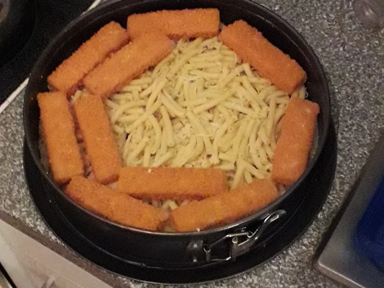 Rezept: Fischstäbchen-Makkaroni-Torte mit Spinat Bild Nr. 11196 Fischstäbchen-Makkaroni-Torte mit Spinat - Rezept - Bild Nr. 11196