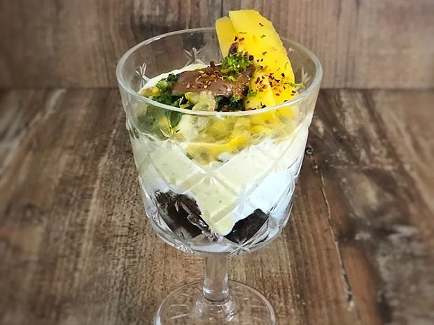 Rezept: Mangomousse, Pfannkuchen und Rucola-Minz-Pesto (Hardy Krüger Junior) Bild Nr. 2 Mangomousse, Pfannkuchen und Rucola-Minz-Pesto (Hardy Krüger Junior) - Rezept - Bild Nr. 2