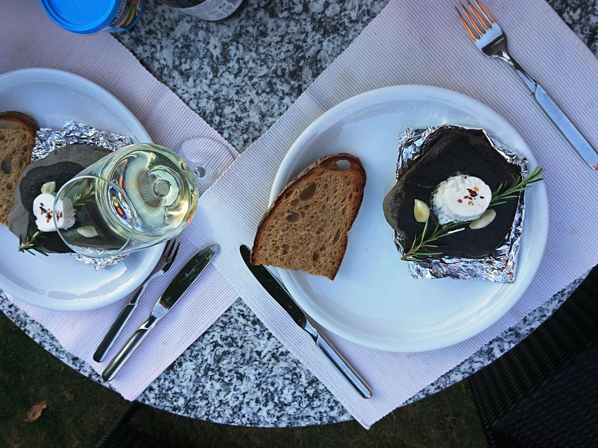 Ziegenfrischkäsetaler vom heissen Stein Rezept kochbar.de