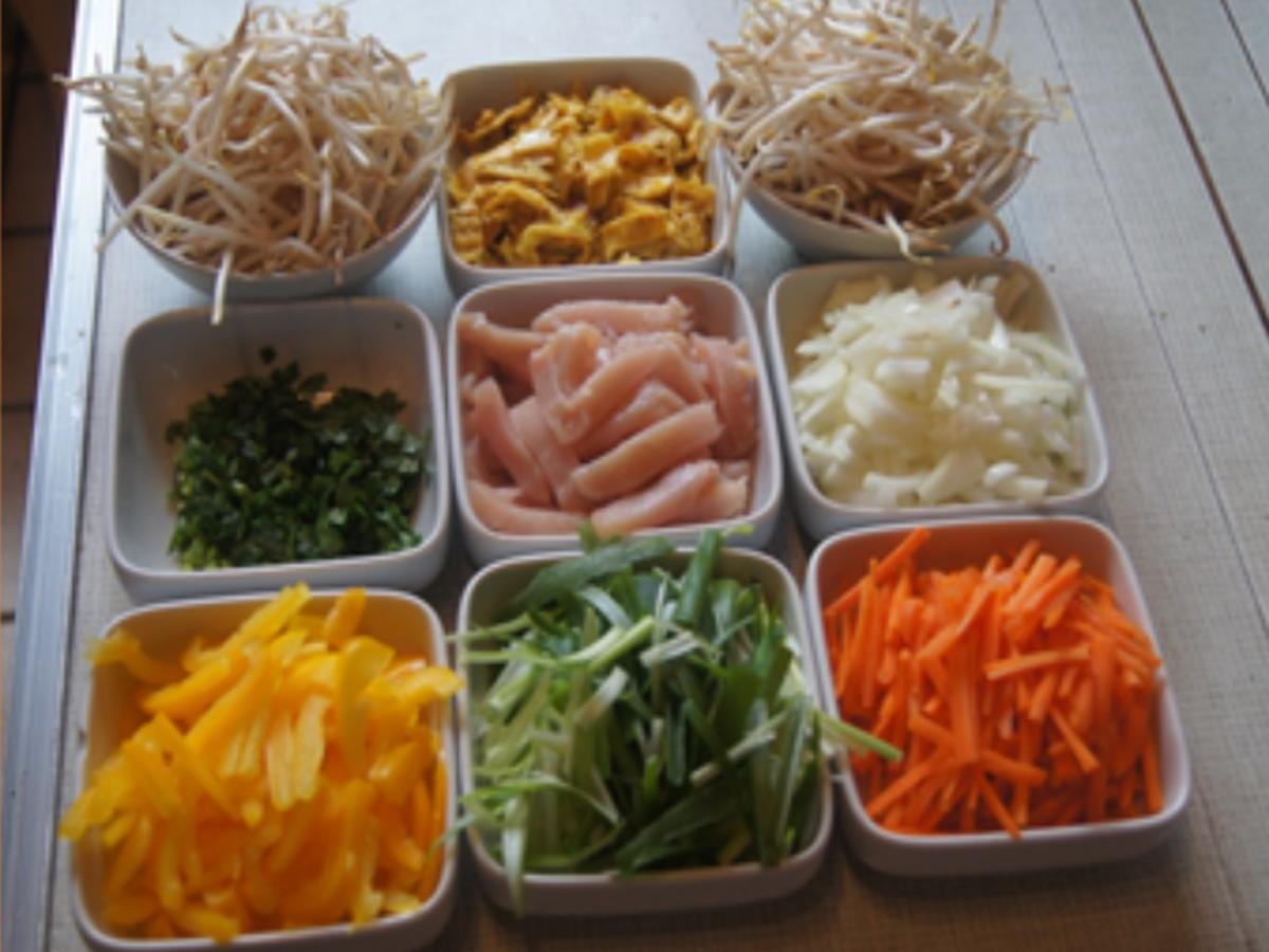 Asiatische Nudeln mit Hähnchenbrustfilet, Gemüse und Ei - Rezept - Bild Nr. 10